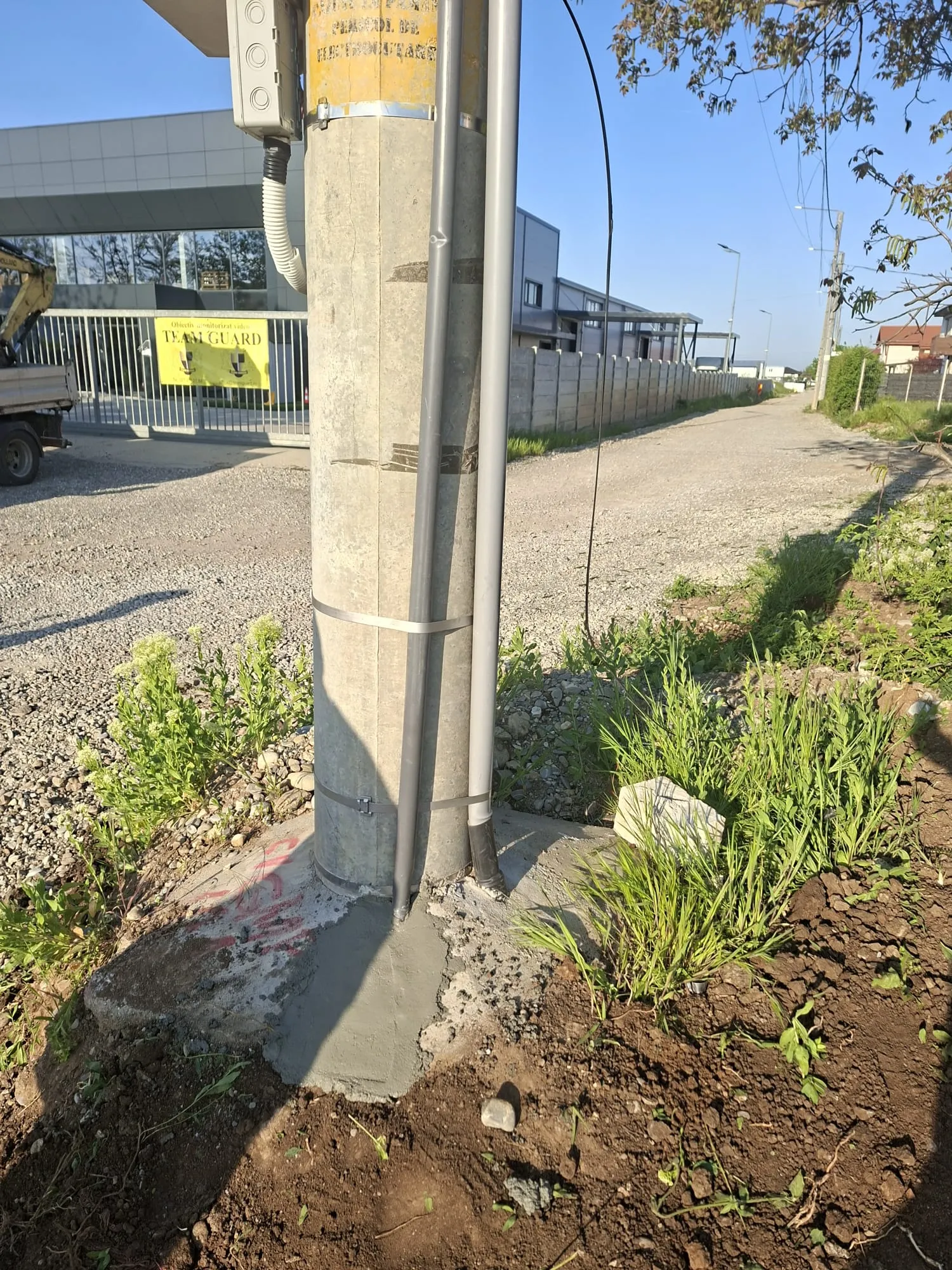 Stâlp de beton cu tub de protecție pentru branșament electric
