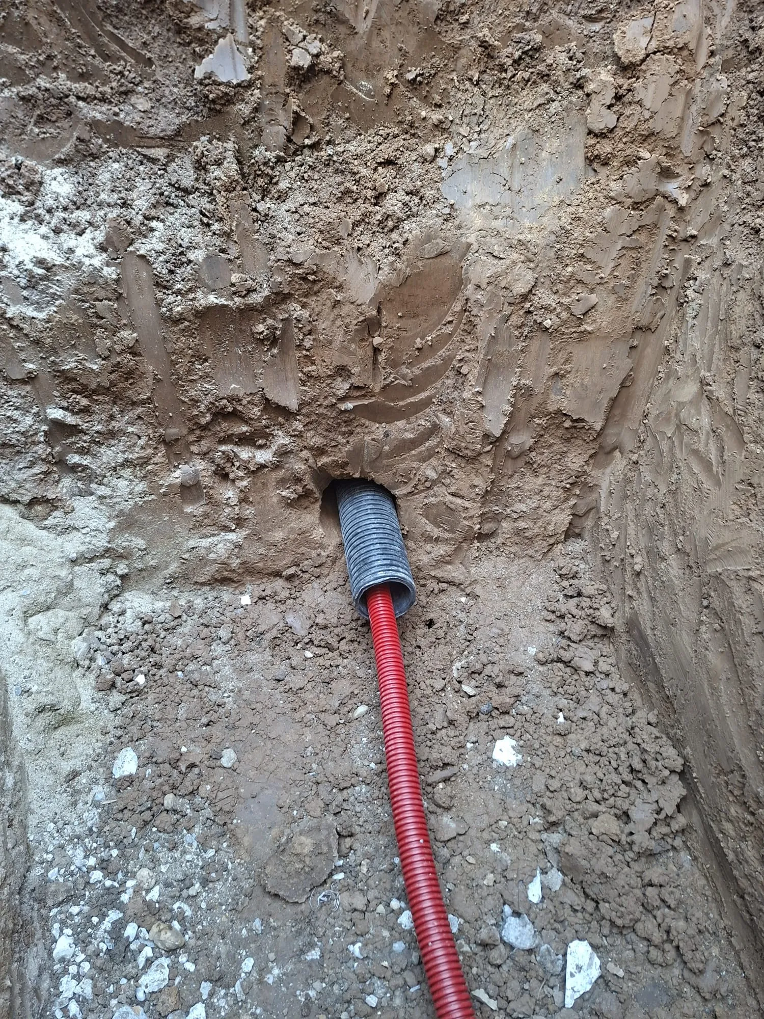 Tub corrugat roșu de protecție pentru cablul de branșament