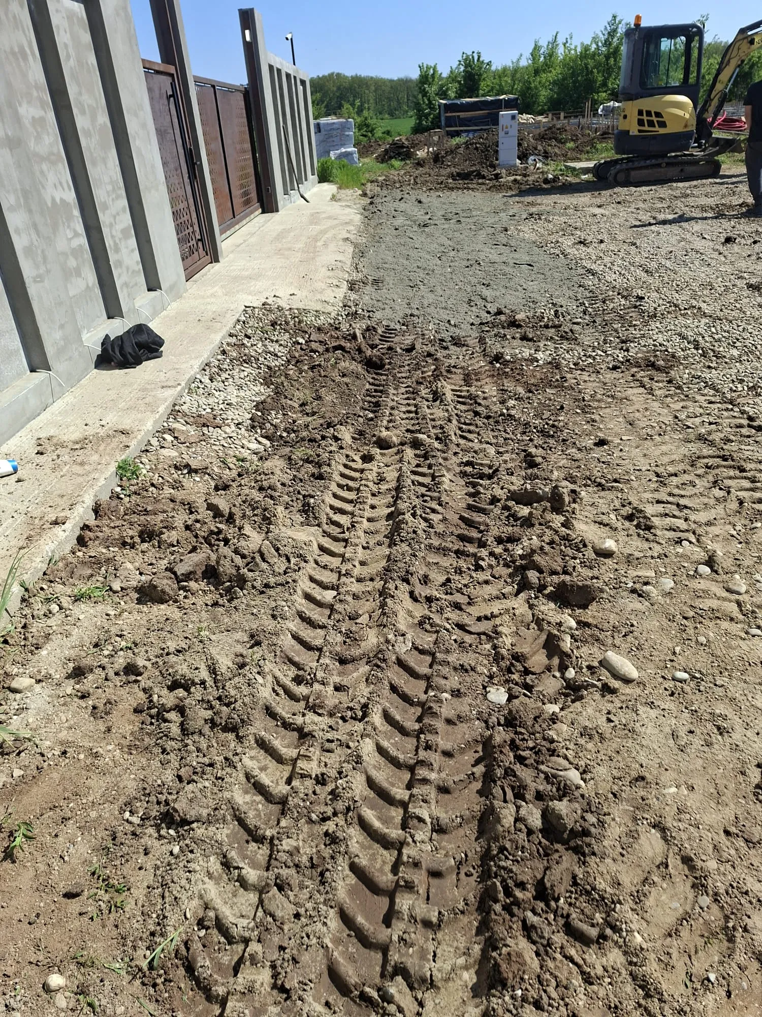 Umplerea șanțului de branșament cu mini-excavatorul