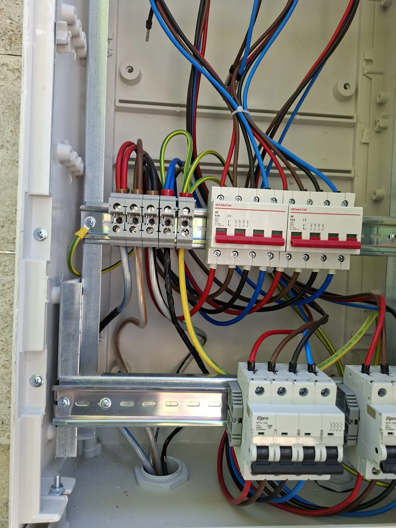 Electrician autorizat lucrând la un tablou electric