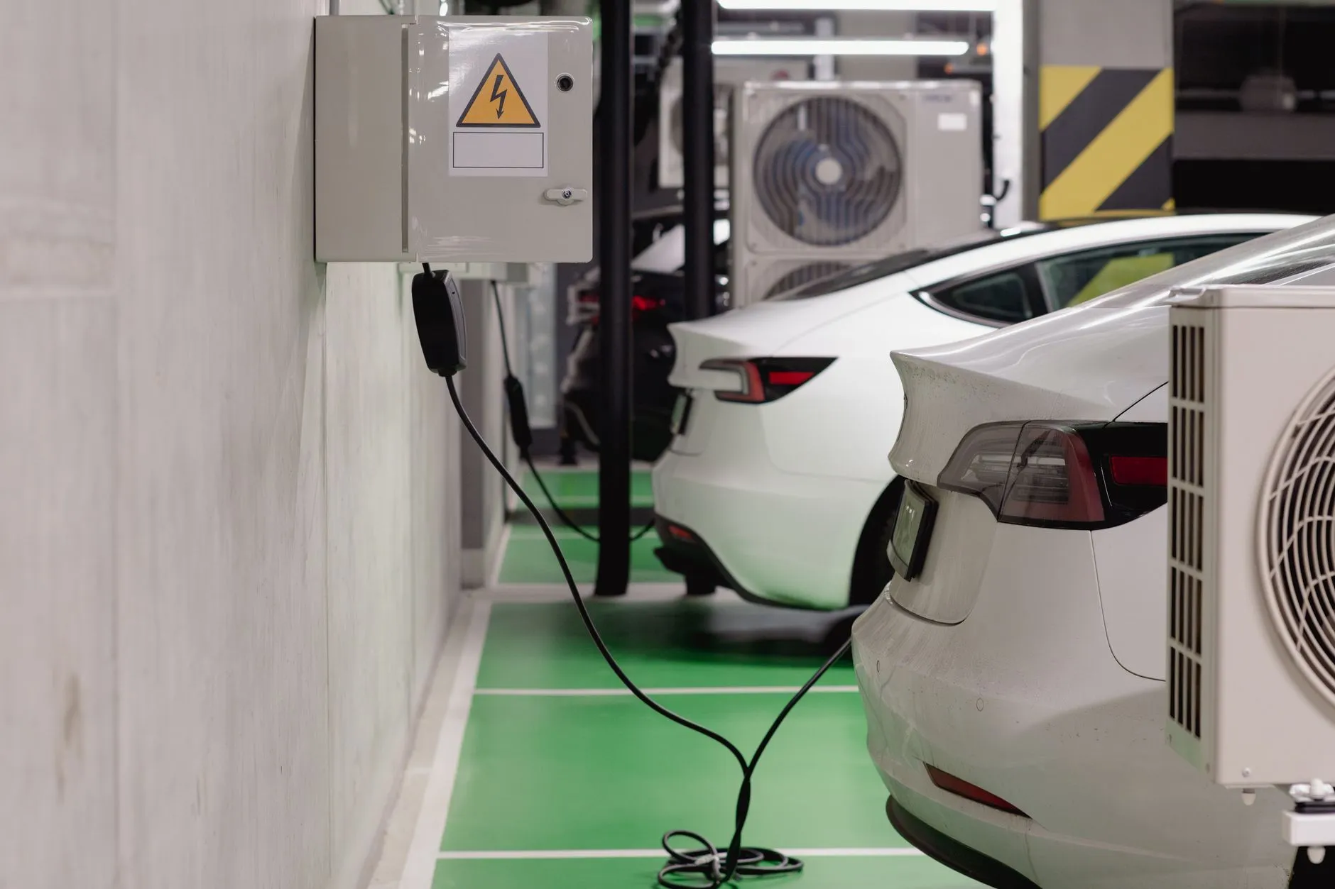 Stație de încărcare auto electrică montată pe perete (wallbox)