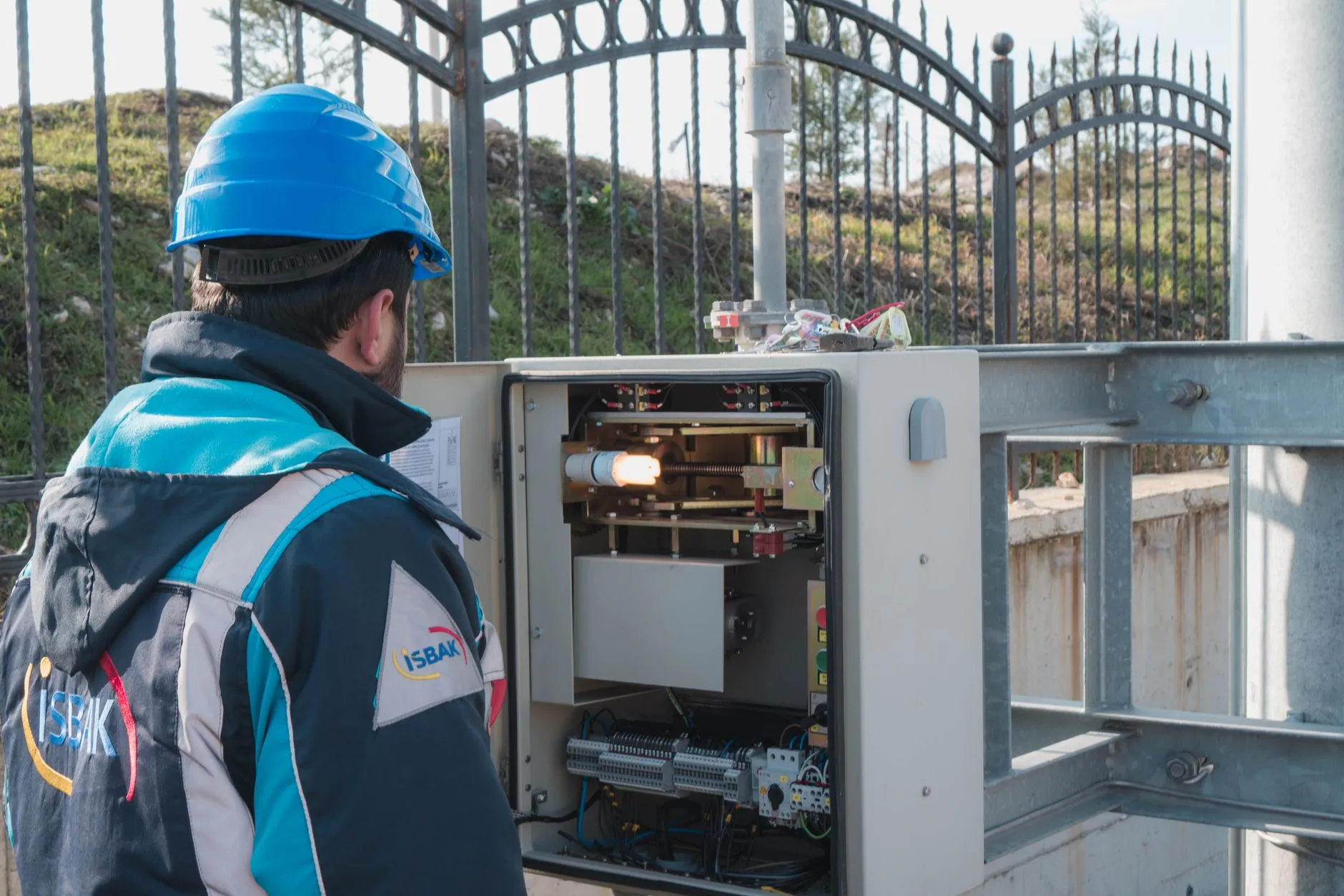 Electrician realizând o intervenție de urgență la tabloul electric